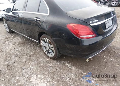 2015 Mercedes-Benz C 300 4Matic z USA, uszkodzony, nr VIN 55SWF4KB7FU004098